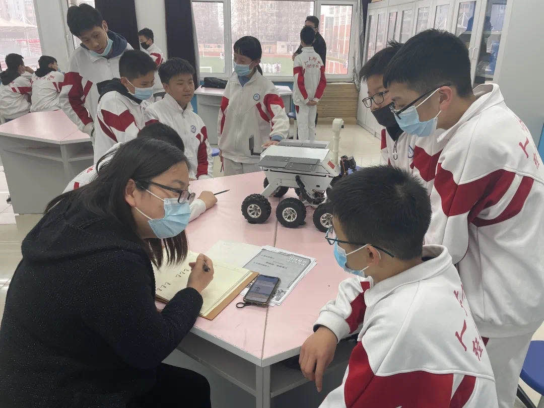 人大附中北京經(jīng)濟(jì)技術(shù)開發(fā)區(qū)學(xué)校 融合基礎(chǔ)教育與科技創(chuàng)新的教育新典范