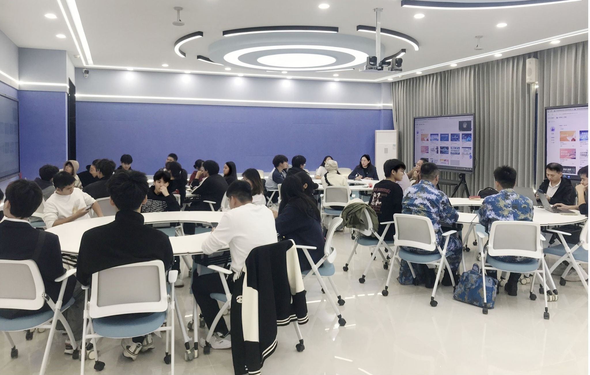 聚焦前沿教育，傾聽學(xué)子心聲——我校召開AI課程使用情況學(xué)生座談會